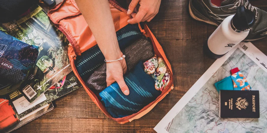 Preparación del equipaje para un viaje con mochila