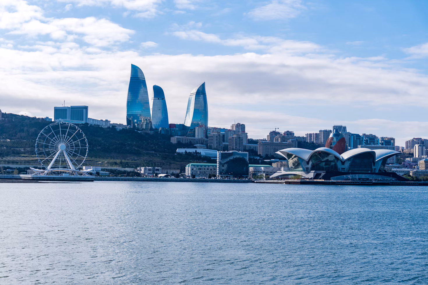 Bakú, el horizonte de Azerbaiyán con sus monumentos emblemáticos
