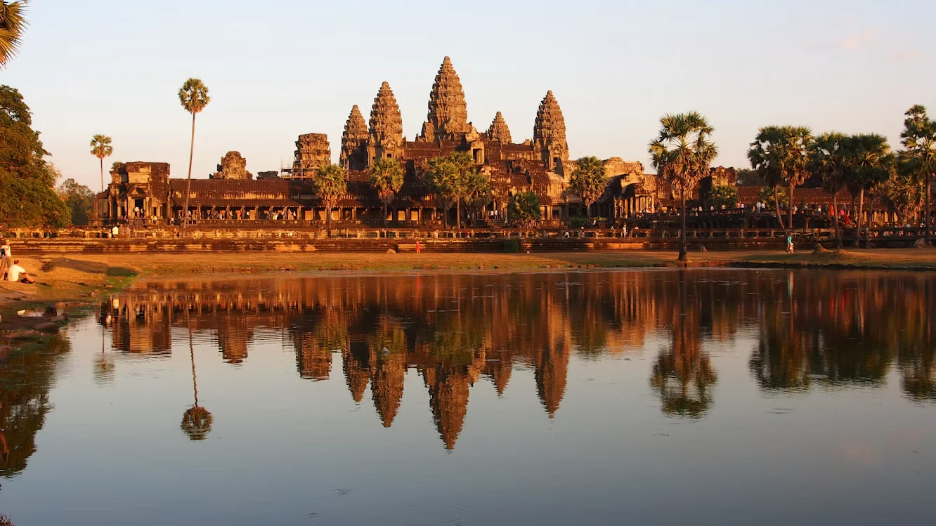 Angkor Wat y su reflejo en el agua, Camboya