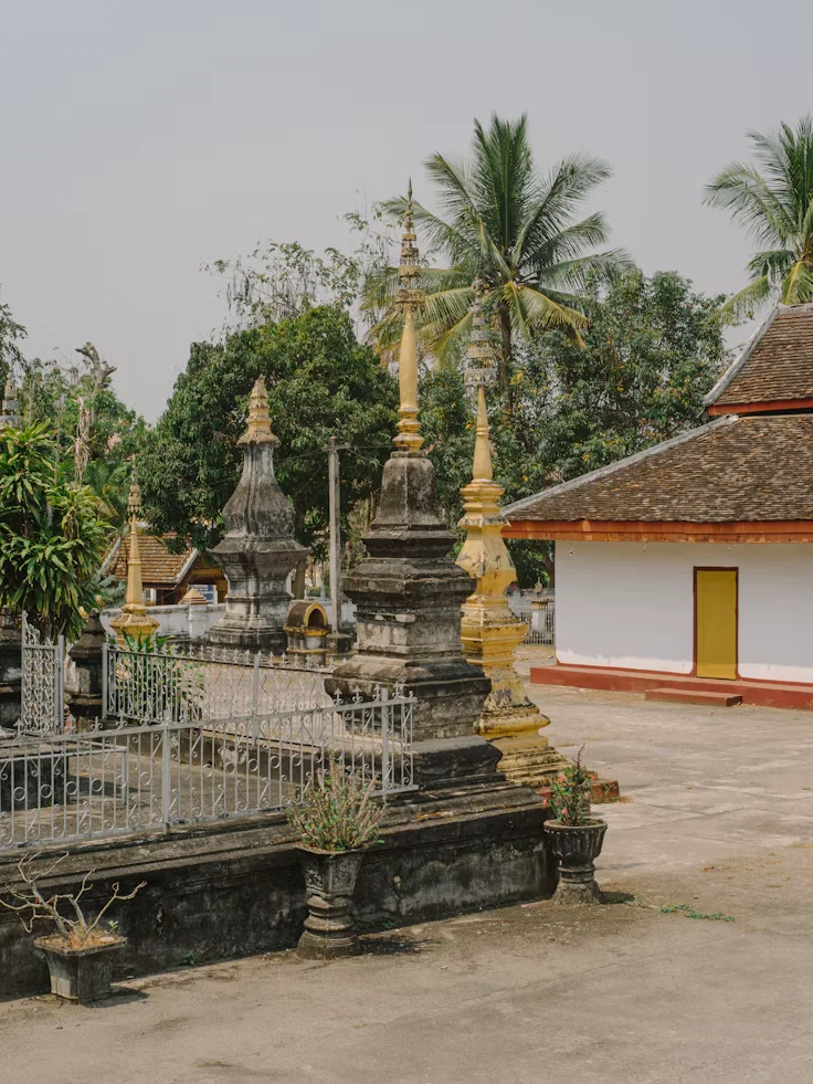 Templo budista entre árboles en Luang Prabang, Laos