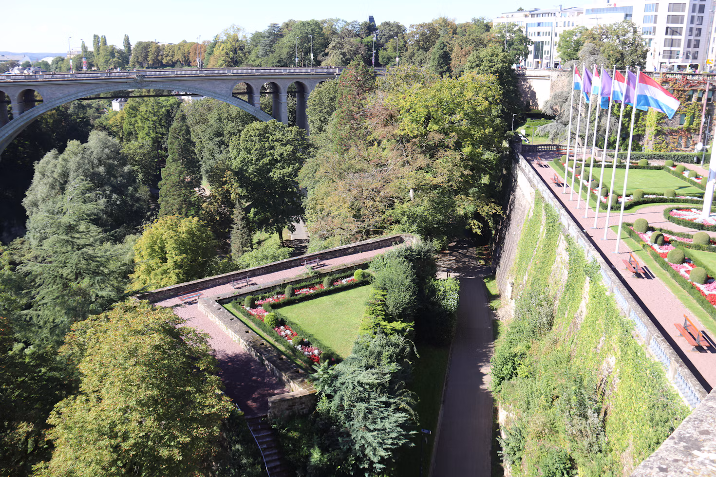 Una vista aérea de un parque con un puente al fondo