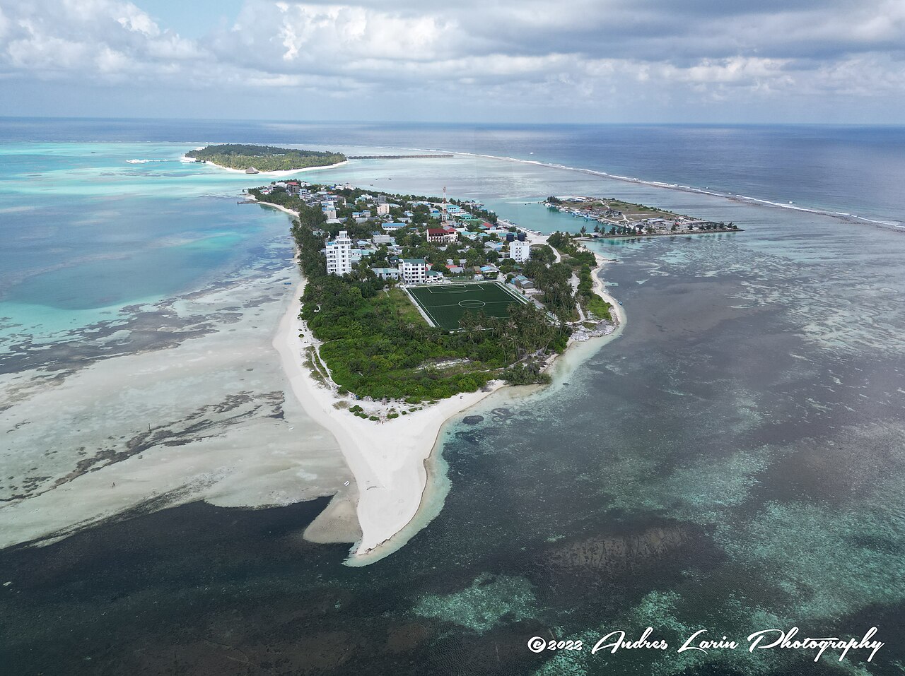 Vista aérea de Dhiffushi y su costa en Maldivas