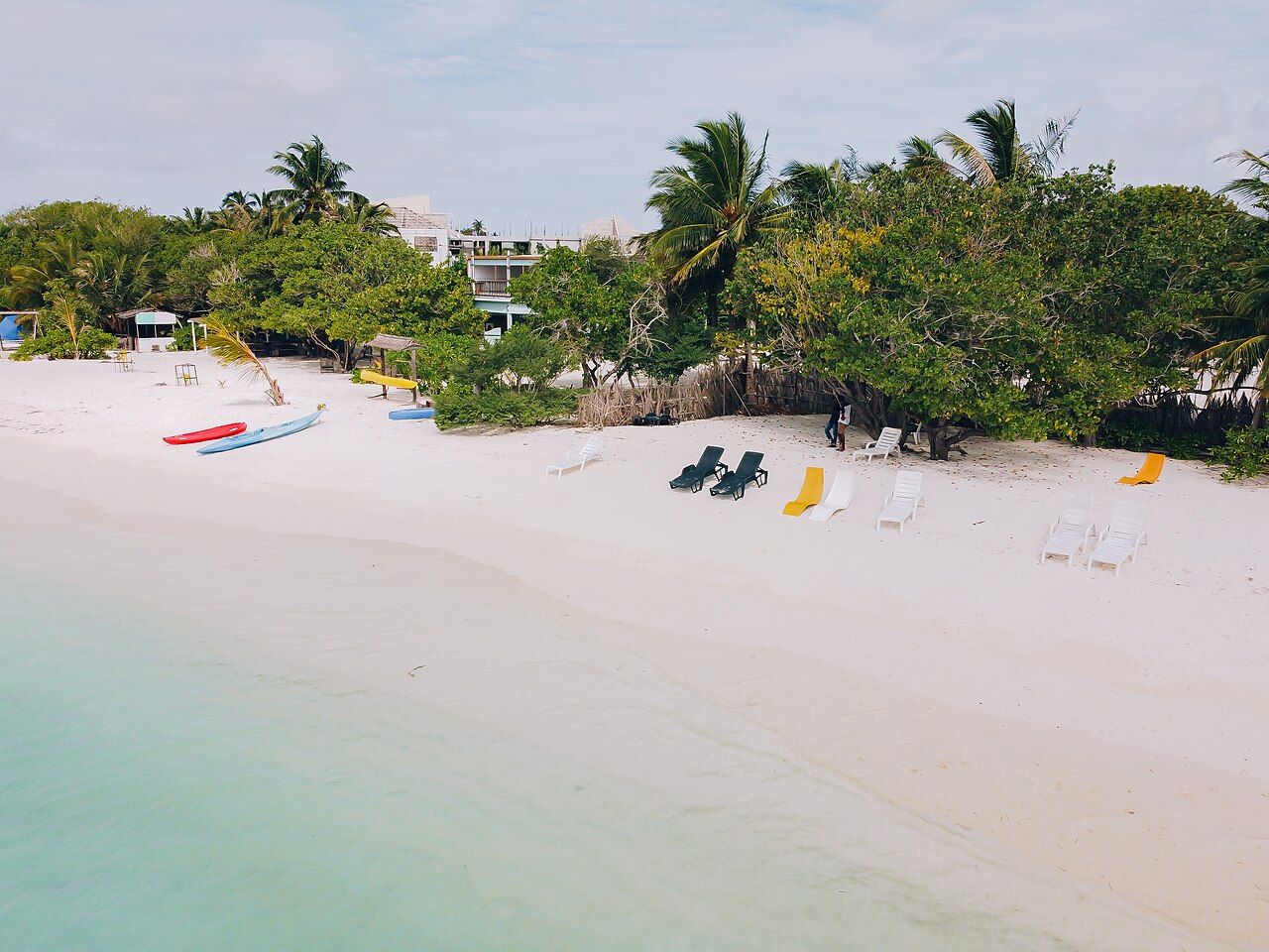 Playa y vegetación costera de Himmafushi en Maldivas