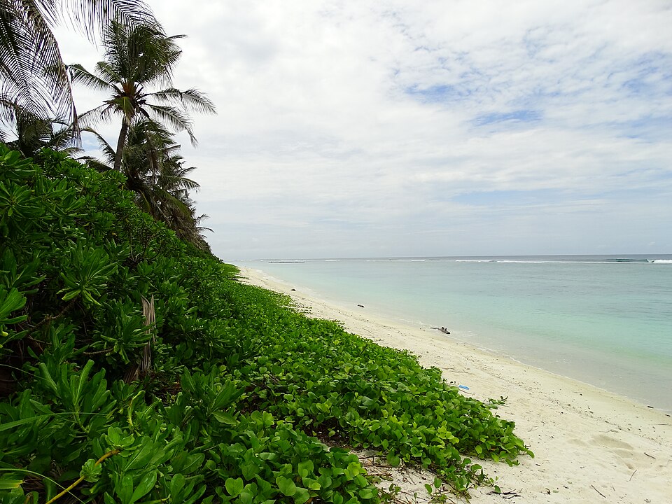 Arena y mar en Hulhumalé en Maldivas
