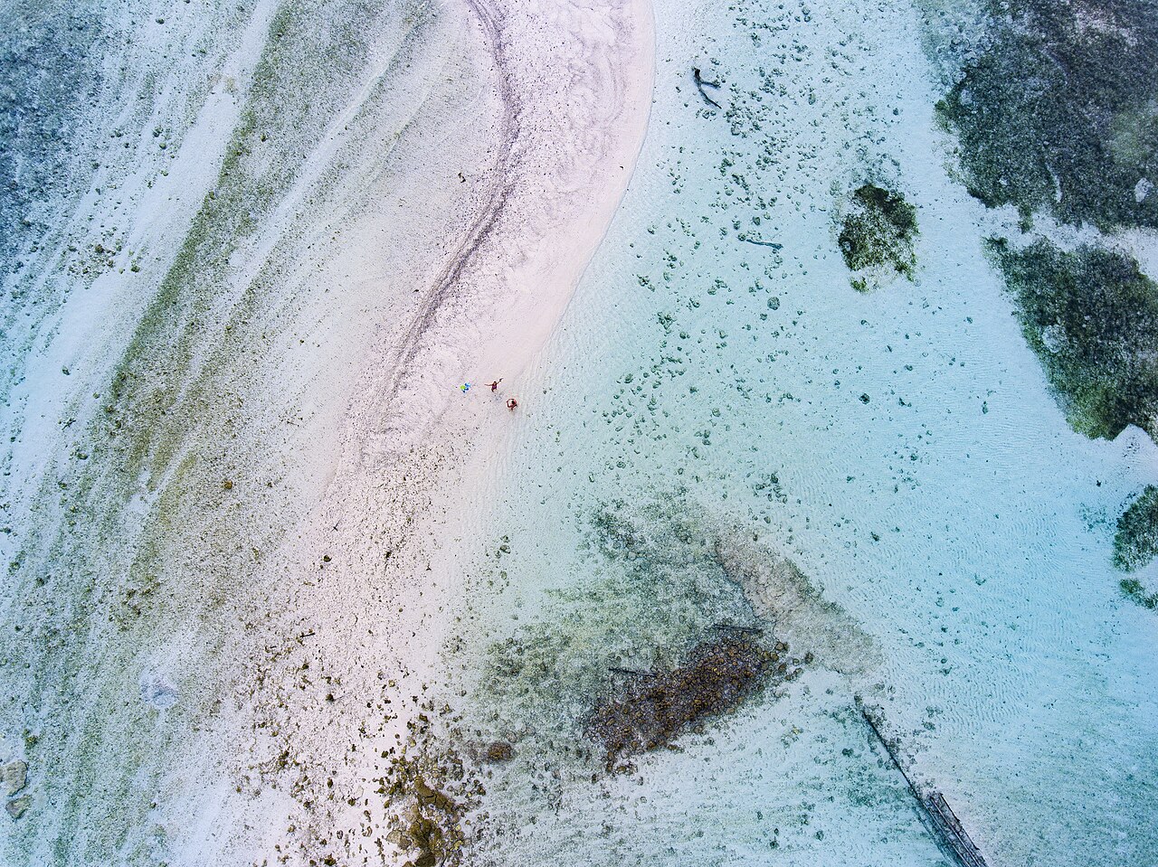 Aguas turquesas y banco de arena en Maafushi en Maldivas