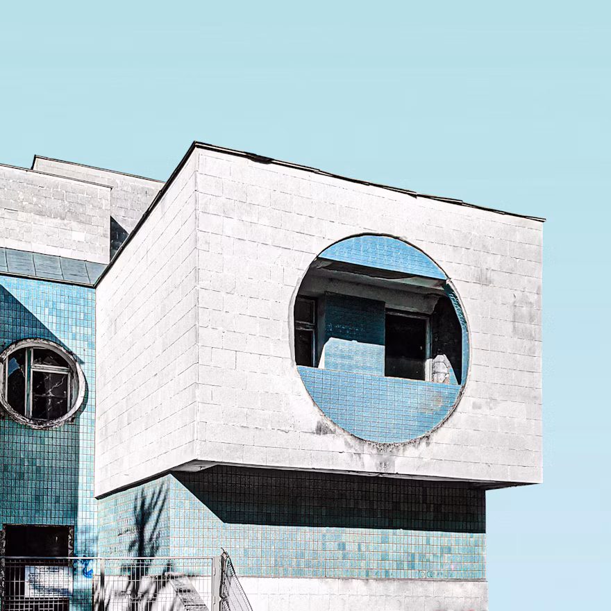 Edificio de hormigón blanco con ventana de cristal