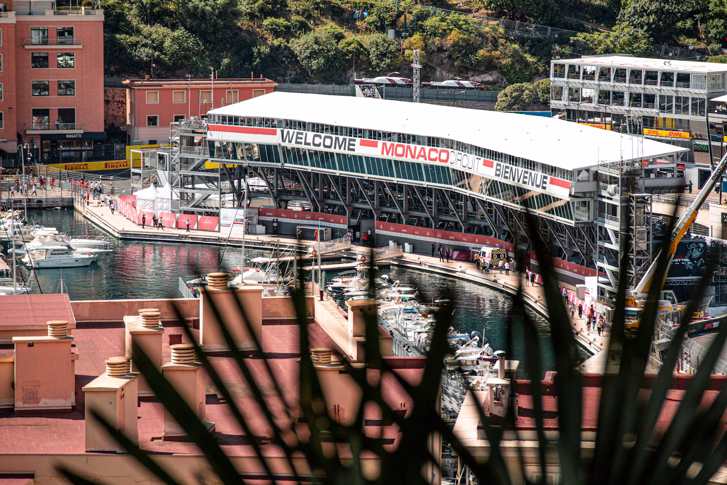 El puerto de Mónaco cuenta con barcos y edificios