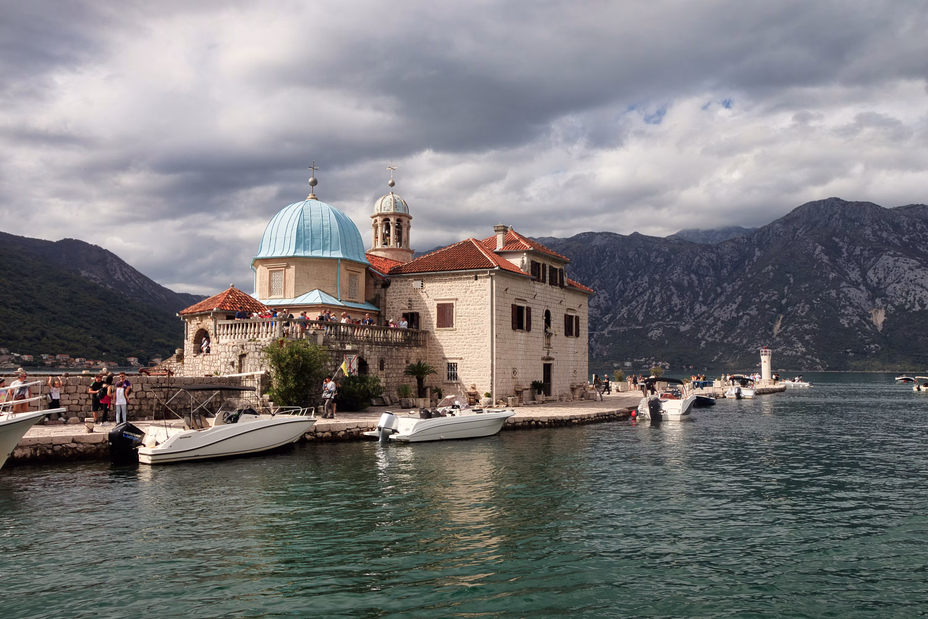 Una iglesia se encuentra en una isla con barcos