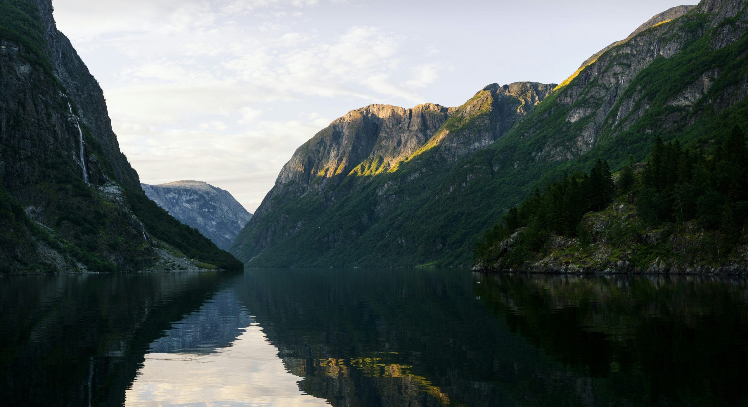 Montañas y agua del Geirangerfjord en Noruega
