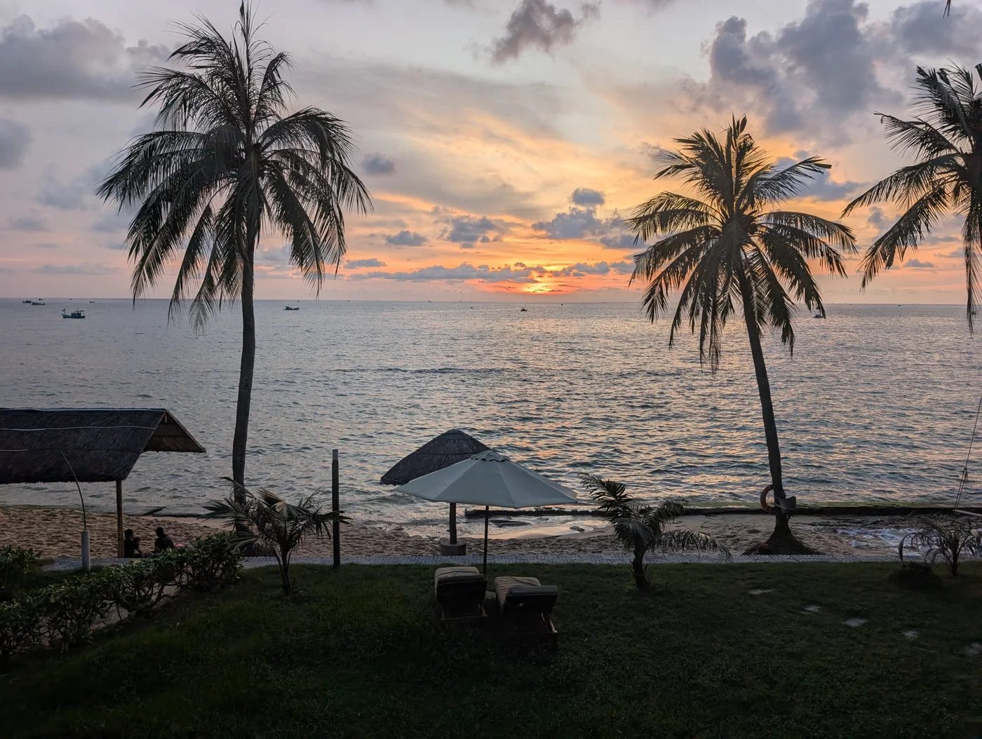 Palmeras y mar al atardecer en una playa de Phu Quoc, Vietnam