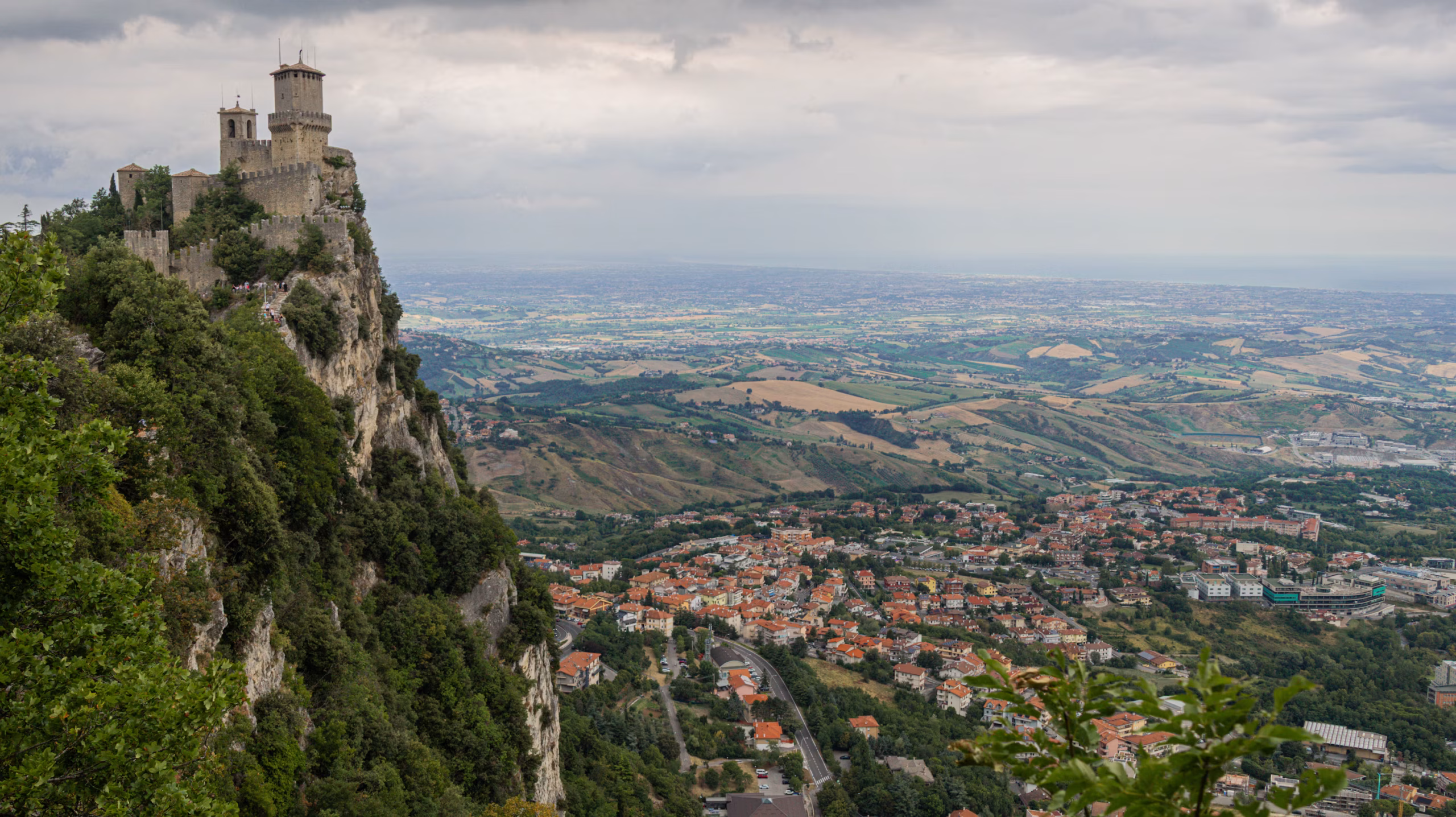 Castillo en un acantilado con vistas a un pueblo